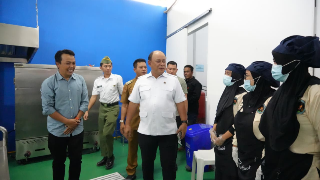 Dorong Ekonomi Rakyat melalui MBG, Kepala BGN Tapanuli Selatan Pantau SPPG di Bandung